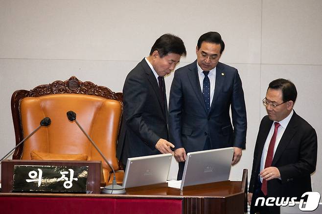 김진표 국회의장과 여야 원내대표가 27일 서울 여의도 국회에서 열린 제403회 국회(임시회) 제8차 본회의에서 국회의원 이재명에 대한 체포동의안 개표 과정 중 나온 무효표 여부에 대해 논의를 하고 있다. 왼쪽부터 김 의장, 박홍근 더불어민주당 원내대표, 주호영 국민의힘 원내대표. 2023.2.27/뉴스1 ⓒ News1 유승관 기자