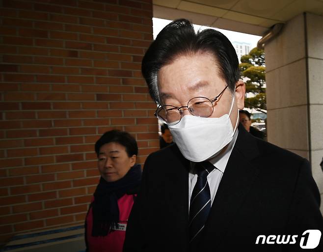 이재명 민주당 대표가 28일 오전 학교급식노동자 폐암 진단 관련 민생현장 방문을 위해 서울 은평구 수색초등학교에 도착하고 있다. (공동취재) 2023.2.28/뉴스1 ⓒ News1 송원영 기자