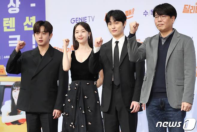 배우 김민석(왼쪽부터)과 방민아, 윤찬영, 강솔 감독이 28일 서울 구로구 디큐브시티에서 열린 지니 TV 오리지널 '딜리버리맨' 제작발표회에서 포즈를 취하고 있다. '딜리버리맨'은 생계형 택시 기사 서영민(윤찬영 분)과 기억상실 영혼 강지현(방민아 분)이 펼치는 저세상 하이텐션 수사극이다. 2023.2.28/뉴스1 ⓒ News1 권현진 기자
