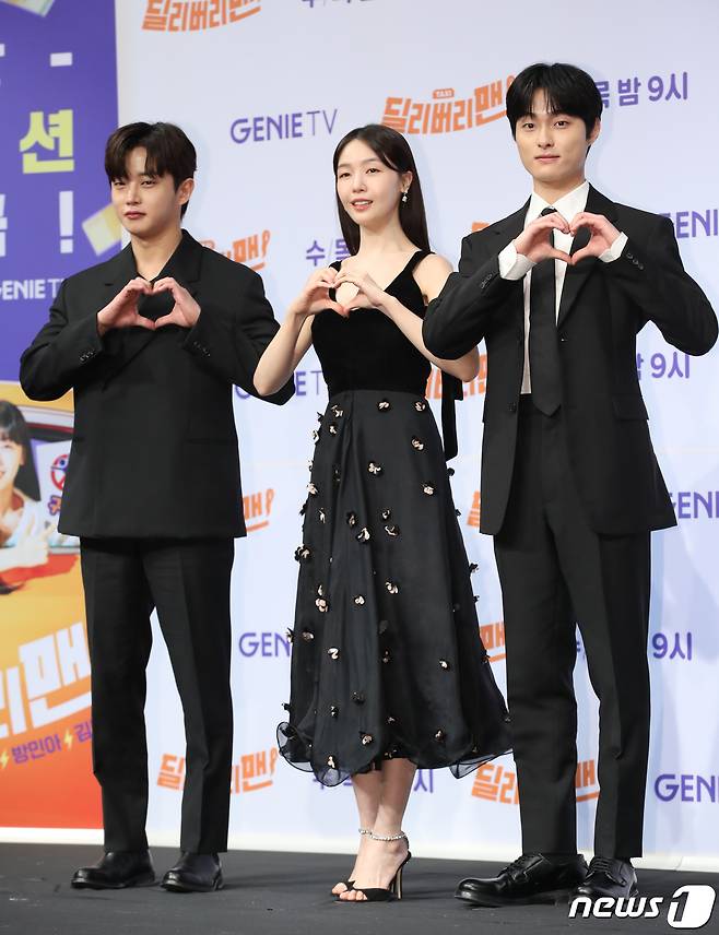 배우 김민석(왼쪽부터)과 방민아, 윤찬영이 28일 서울 구로구 디큐브시티에서 열린 지니 TV 오리지널 '딜리버리맨'(감독 강솔, 박대희) 제작발표회에서 포즈를 취하고 있다. '딜리버리맨'은 생계형 택시 기사 서영민(윤찬영 분)과 기억상실 영혼 강지현(방민아 분)이 펼치는 저세상 하이텐션 수사극이다. 2023.2.28/뉴스1 ⓒ News1 권현진 기자