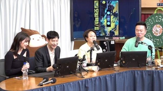 SBS는 17일 '컬투쇼'에서 스페셜DJ로 참여한 이경실(오른쪽에서 두번째)의 성희롱 발언으로 논란이 된 해당 '컬투쇼' 영상을 삭제 조치했다. /SBS 유튜브 영상 캡처