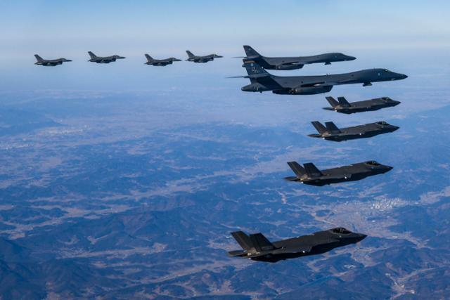 한미 양국의 공군기가 19일 한반도 상공에서 연합 편대비행을 하고 있다. 이날 비행엔 우리 공군에서 F-35A 스텔스 전투기와 F-15K 전투기가, 미군 측에선 B-1B 폭격기와 F-16 전투기가 참가했다. 합동참모본부 제공 뉴스1