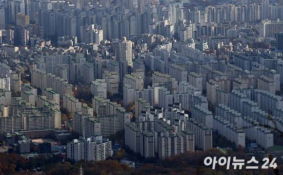 서울 북한산에서 바라본 서울 아파트 전경. [사진=김성진 기자]