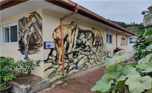 태백시 상장동 곳곳에는 &nbsp;탄광 호황기 당시 광부들과 탄광을 기억할 수 있는 벽화가 그려져 있다. &nbsp;사진제공=상장동행정복지센터