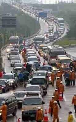 2003년 인천공항 고속도로 통행료 인하를 위해 영종주민들이 차량 시위를 벌이고 있다.|인천공항 고속도로 통행료 인하추진위원회 제공