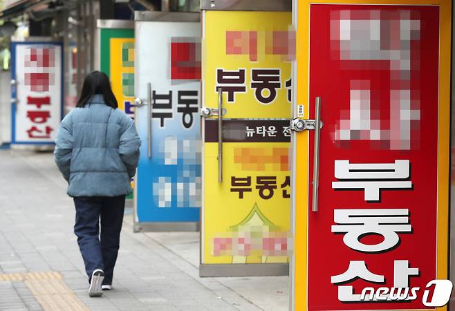 (서울=뉴스1) 박세연 기자 = 14일 오후 서울 성북구 부동산중개업소 앞으로 한 시민이 지나가고 있다. 2023.2.14/뉴스1  Copyright (C) 뉴스1. All rights reserved. 무단 전재 및 재배포 금지.