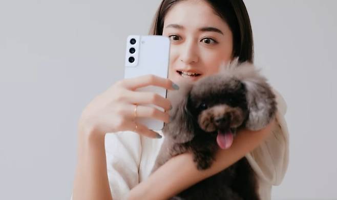 일본 여성이 삼성 스마트폰을 체험하고 있다.