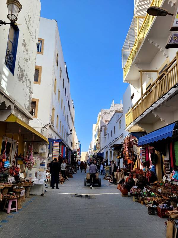 에사우이라에 있는 메디나의 거리,메디나는 도시의 구시가지라고 보면 된다