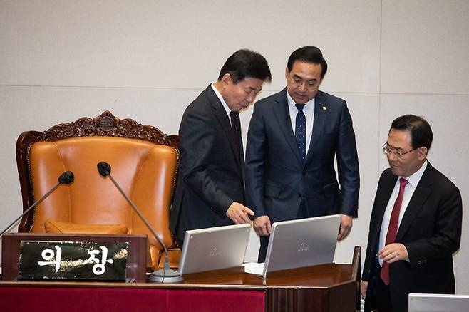 김진표 국회의장과 여야 원내대표가 27일 서울 여의도 국회에서 열린 제403회 국회(임시회) 제8차 본회의에서 국회의원 이재명에 대한 체포동의안 개표 과정 중 나온 무효표 여부에 대해 논의를 하고 있다. 왼쪽부터 김 의장, 박홍근 더불어민주당 원내대표, 주호영 국민의힘 원내대표.   뉴스1