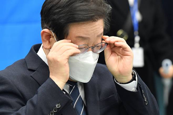 더불어민주당 이재명 대표가 28일 학교 급식실 노동자 폐암 진단과 관련, 서울 은평구 수색초등학교를 방문해 급식 노동자들과의 간담회에서 안경을 고쳐 쓰고 있다. ⓒ연합뉴스