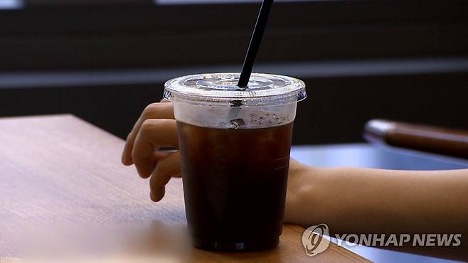 "일회용컵 커피 매일 마시면 연 2천600개 미세플라스틱에 노출" [연합뉴스 TV제공. 재판매 및 DB금지]
