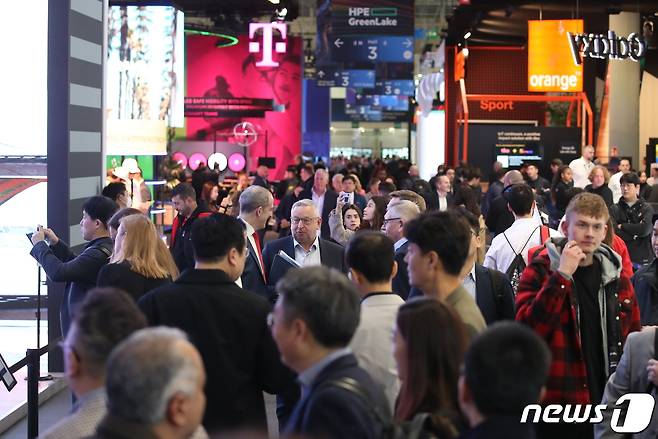세계 최대 이동통신 전시회 '모바일월드콩그레스'(MWC 2023) 개막 첫날인 27일 오전(현지시간) 스페인 바르셀로나 피라 그란 비아 전시장을 찾은 관계자 및 참관객들로 붐비고 있다. 이번 MWC에서는 인공지능(AI) 로봇 등 통신사들의 탈통신 행보와 더불어 망 사용료가 최대 화두가 될 전망이다. 2023.2.27/뉴스1 ⓒ News1 박정호 기자