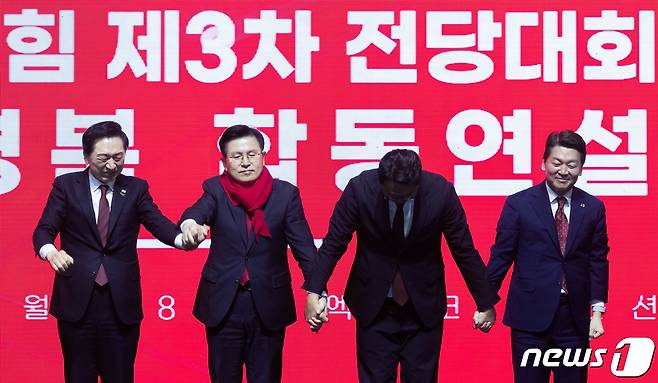 국민의힘 김기현(왼쪽부터), 황교안, 천하람, 안철수 당대표 후보가 28일 오후 대구 북구 엑스코에서 열린 국민의힘 제3차 전당대회 대구·경북 합동연설회에서 기념 촬영을 마친 후 당원들에게 인사하고 있다. 2023.2.28/뉴스1 ⓒ News1 이재명 기자