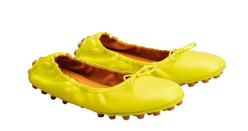 산뜻한 레몬 컬러가 돋보이는 슈즈. 86만5000원 토즈.