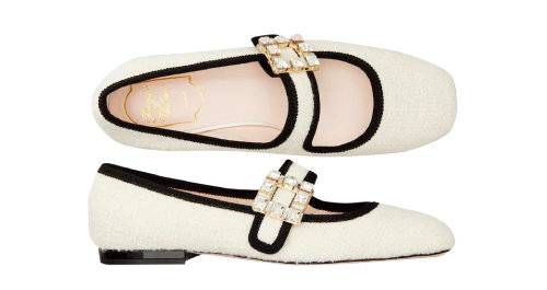 스트랩에 주얼리를 장식해 화려함을 더한 슈즈. 177만 원 로저비비에.