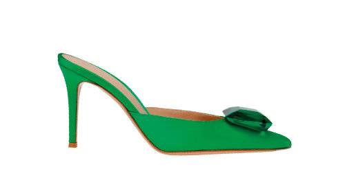 볼드한 컬러 주얼 장식이 특징인 뮬. 130만 원대 지안비토로시.