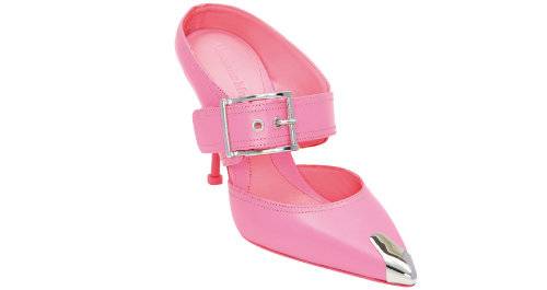 메탈릭 디테일과 볼드한 버클이 인상적인 슈즈. 141만5000원 알렉산더맥퀸.