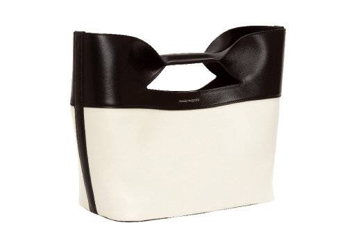 블랙과 화이트 컬러에 단조로우면서도 모던한 스타일의 토트백.  279만 원 알렉산더맥퀸.