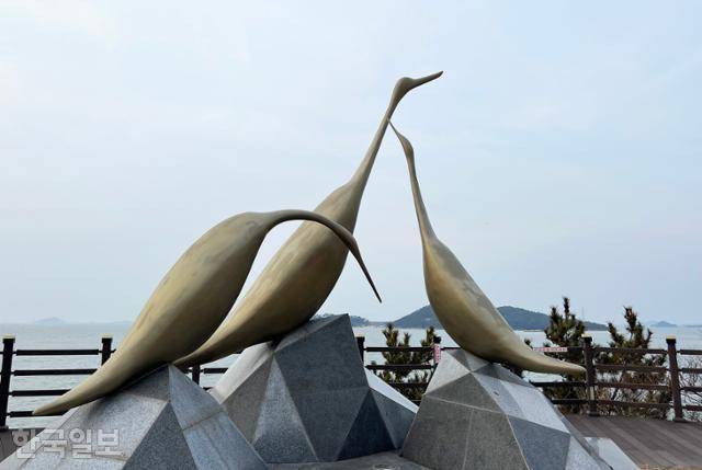 목포구등대 입구에 목포 삼학도를 상징하는 조형물이 세워져 있다.