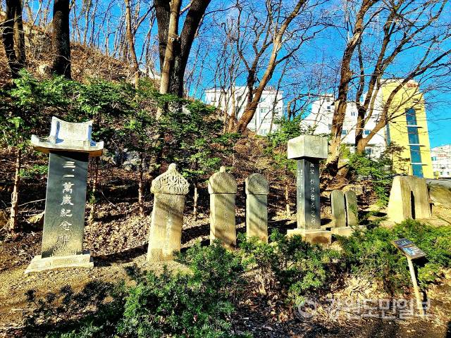 ▲ 동해시 동굴로 141(천곡동 933) 일원 냉천공원에 설치돼 있는 3·1만세기념비와 열녀비 등 다른 비석들 모습.