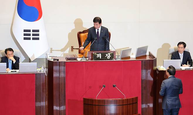 김진표 국회의장이 지난달 27일 국회에서 열린 본회의에서 양곡관리법 일부개정 법률안을 3월 첫 본회의에서 처리한다는 내용을 의결하고 있다. 연합뉴스