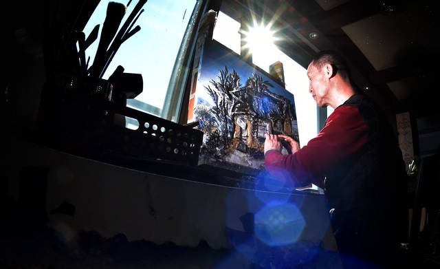 전맹 시각장애인인 박환 작가가 지난 24일 강원도 춘천의 작업실에서 캔버스에 그림을 그리고 있다. 박 작가는 붓 대신 손 끝의 감각으로 캔버스를 조심스레 살피며 색을 덧칠한다.