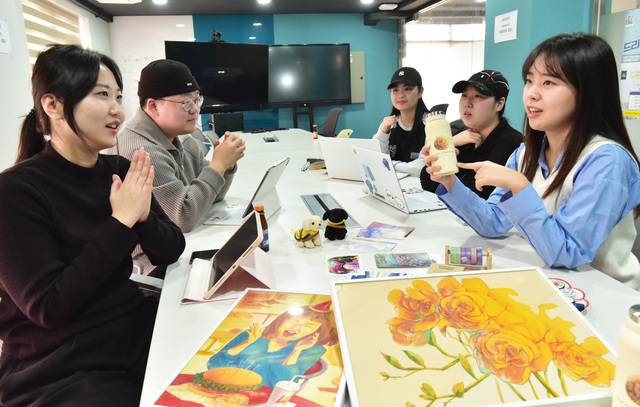 허은빈 작가(왼쪽)와 에이블라인드 직원들이 서울 상도동 사무실에서 작품제작 회의를 하고 있다.