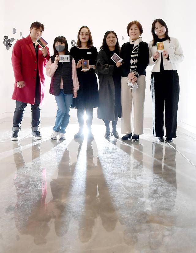 2023 에이블라인드 장애예술인 전시회 ‘검은색 사랑’展에 참여한 시각장애인 예술가들이 한 자리에 모였다. 자신의 작품 엽서를 들고 포즈를 취하고 있다.  (사진 왼쪽부터 강금영 작가, 박지민 작가, 유 진 작가, 최경은 작가, 정은교 작가, 허은빈 작가)