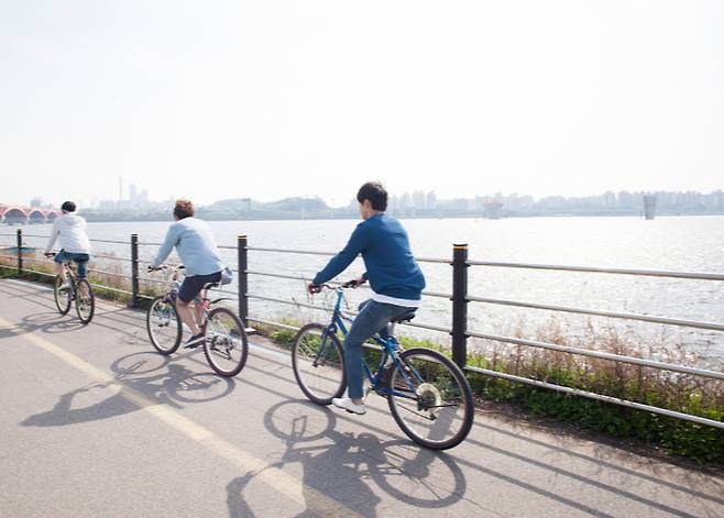 자전거길 조성을 위해 인천시와 인천경제자유구역청은 200억원이 넘는 사업비를 투입해 오는 6월 '300리 자전거이음길' 사업을 추진한다. 하지만 공항철도 내 자전거 휴대승차가 제한되면서 자전거길 이용객 감소가 우려된다. /사진=이미지투데이