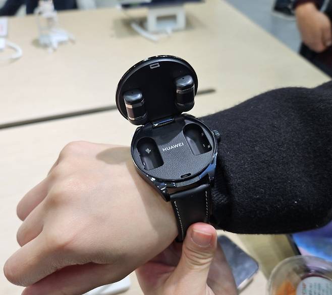 중국 화웨이의 신형 스마트워치 ‘화웨이 워치 버즈(Huawei Watch Buds)’. 박로명 기자/dodo@