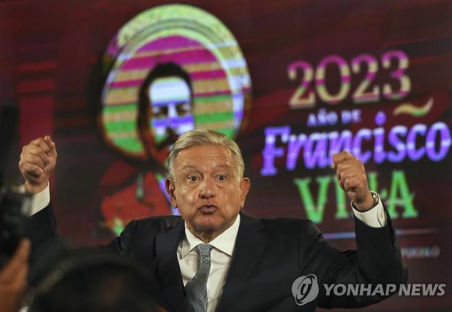 정례 기자회견하는 로페스 오브라도르 멕시코 대통령 (멕시코시티 AP=연합뉴스) 안드레스 마누엘 로페스 오브라도르 멕시코 대통령이 28일(현지시간) 멕시코시티에 있는 대통령궁에서 정례 기자회견을 하고 있다. 2023.3.1