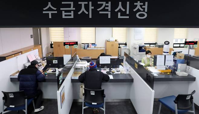 [이데일리] 고금리 등에 따른 경기 위축으로 겨울철 고용 한파 우려가 커지고 있는 가운데 서울 마포구 서울서부고용복지플러스센터를 찾은 시민들이 실업급여 수급자격신청을 하고 있다.