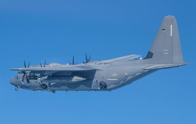 2023년2월 한미 연합 특수작전 훈련에 투입된 미 최신형 특수전 항공기 AC-130J. 날개 밑에 헬파이어 미사일을 장착하고 있다. /합참 제공