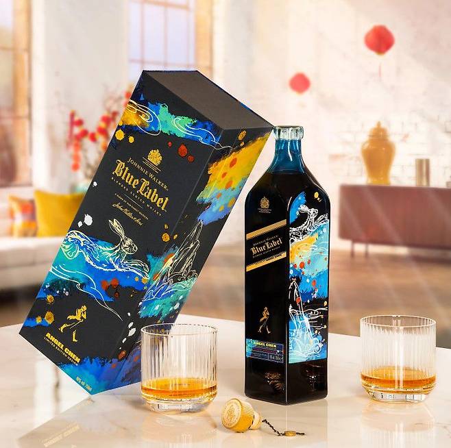 디아지오가 2023년 토끼띠를 맞아 출시한 조니워커 블루 라벨 특별판. 중국 패션 디자이너 에인절 천이 디자인했다. /조니워커