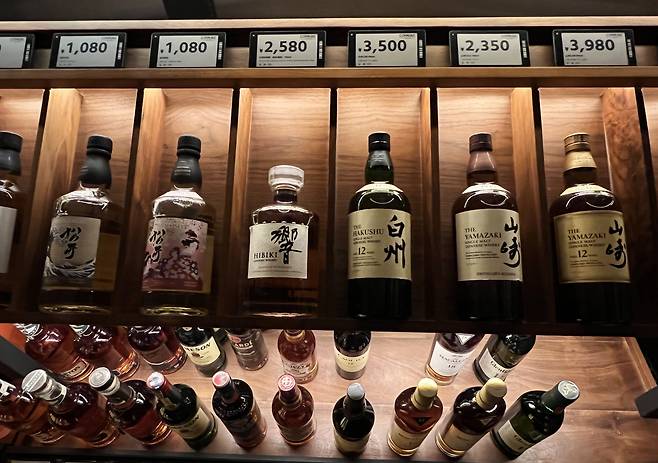 중국 베이징 다왕루 지역 음식점 코뮨 리저브에서 판매 중인 일본산 위스키. 일본 산토리의 야마자키 싱글 몰트 12년산 싱글은 한 잔에 198위안(약 3만7000원), 병은 3980위안(약 75만 원), 하쿠슈 싱글 몰트 12년산 싱글은 한 잔에 188위안(약 3만6000원), 병은 3500위안(약 67만 원)에 판매 중이다. /베이징=김남희 특파원
