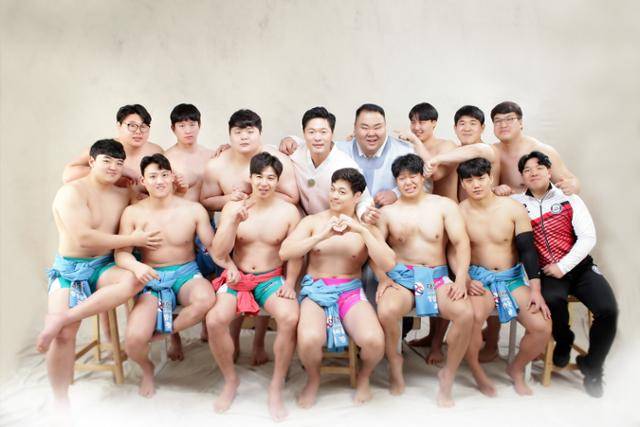 김기태 감독이 이끄는 영암군민속씨름단이 해체 위기를 딛고 더 단단해졌다. 올해 2개 대회에서 6개 우승 트로피를 들어 올리며 '씨름 어벤저스'로 군림하고 있다. 영암군민속씨름단 제공