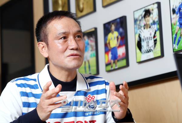 K리그 40주년을 맞아 일간스포츠가 K리그 레전드 베스트11을 선정했다. 베스트11에 선정된 김주성 동아시아축구연맹 사무총장이 서울 종로구 축구회관에서 일간스포츠와 인터뷰를 하고 있다. 김민규 기자 mgkim1@edaily.co.kr