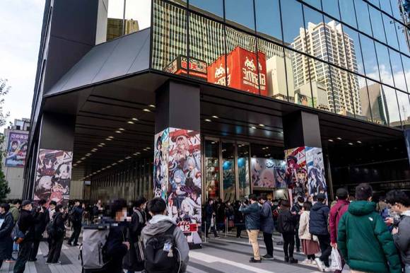 블루 아카이브 일본 서비스 2주년 기념 행사장에 팬들이 모여 있다.  [사진=넥슨게임즈]