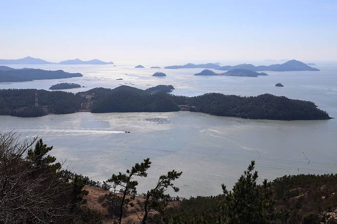 진도군 조도면은 178개 섬으로 이뤄진 거대한 군도다. 상조도 도리산 전망대에서 내려다본 다도해 국립공원의 모습. 최승표 기자