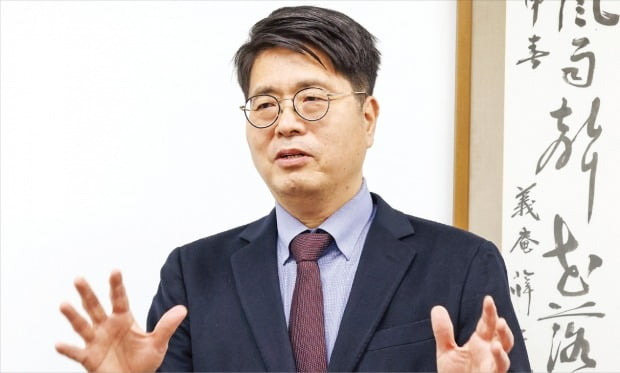 조준모 경제사회노동위원회 산하 노사관계 제도·관행개선 자문단장이 지난달 28일 서울 혜화동 성균관대 다산경제관에서 한국경제신문과 인터뷰하고 있다. 조 단장은 노동개혁 필요성을 강조하며 “건설현장의 횡포를 바로잡는 건 국가가 반드시 해야 할, 비정상의 정상화”라고 했다.  /최혁 기자