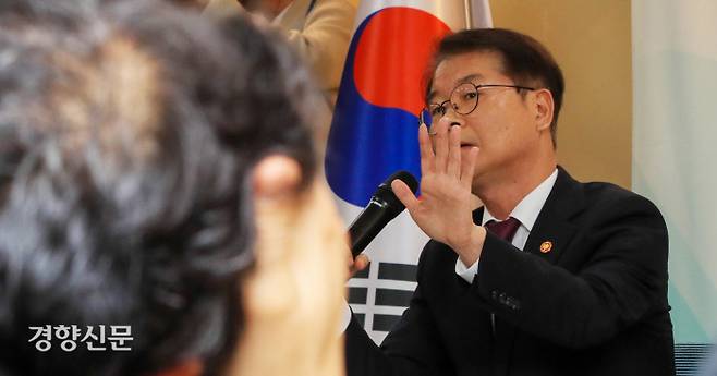 “엄정 적용” 이정식 고용노동부 장관이 2일 서울 중구 서울고용노동청에서 ‘불합리한 노동관행 개선 전문가 회의’를 마친 뒤 열린 기자간담회에서 발언하고 있다. 이준헌 기자