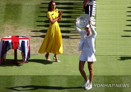지난 해 윔블던서 카자흐스탄 엘레나 리바키나가 생애 첫 우승을 차지하고 우승패를 들고 있는 모습. [연합뉴스 자료사진]