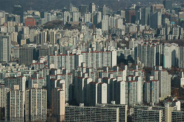 Securities firms seek real estate project financing despite weak market. [Photo by Yonhap]