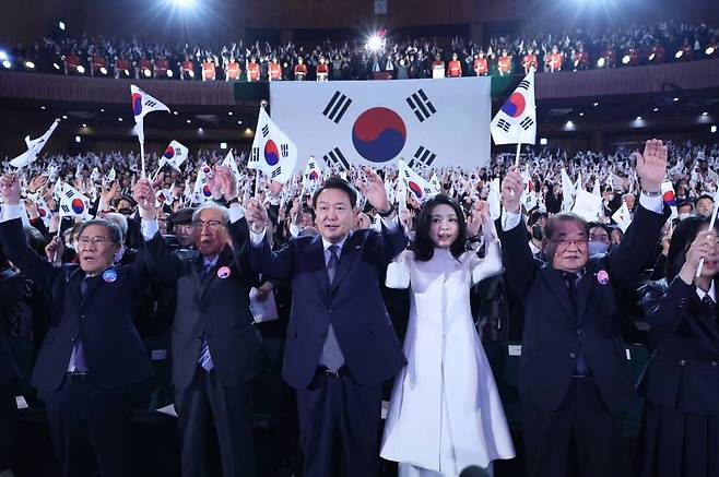[서울=뉴시스] 홍효식 기자 = 윤석열 대통령과 김건희 여사가 1일 서울 중구 유관순 기념관에서 열린 제104주년 3.1절 기념식에서 태극기를 들고 만세삼창을 하고 있다. (대통령실통신사진기자단) 2023.03.01.