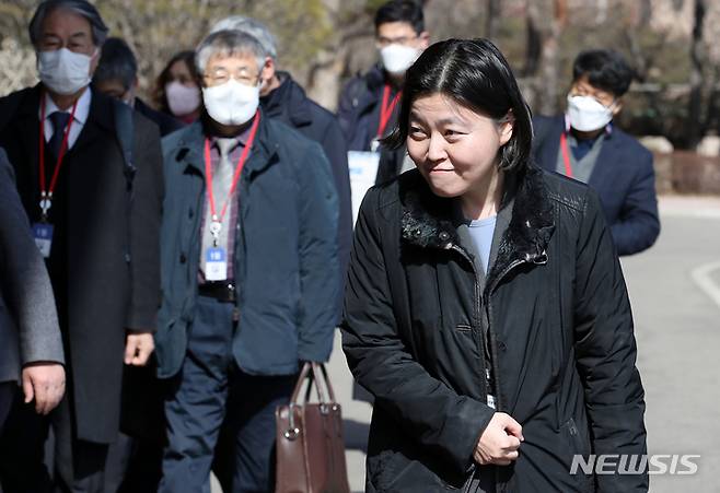 [과천=뉴시스] 조성우 기자 = 임은정 대구지검 중요경제범죄조사단 부장검사가 2일 오후 경기도 과천시 정부과천청사 법무부에서 열린 검사적격심사위원회에 특별변호인단과 함께 출석하고 있다. 2023.03.02. xconfind@newsis.com