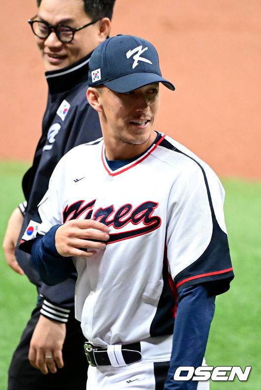 [OSEN=고척, 최규한 기자] 월드베이스볼클래식(WBC) 대표팀이 2일 오후 서울 고척스카이돔에서 공식 훈련을 진행했다.&nbsp;WBC 대표팀 에드먼이 취재진과 인터뷰를 마친 뒤 발걸음을 옮기고 있다. 2023.03.02 / dreamer@osen.co.kr