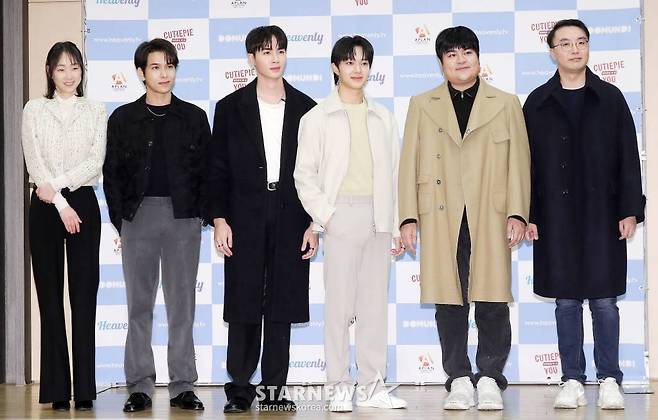 장지혜 헤븐리 총괄이사, 태국 배우 토미 싯티촉, 지 프룩, 누뉴 차와린, 어플션 키티팟 잠파 도문디 대표가 2일 오전 서울 강남구 논현동 삼익악기빌딩에서 진행된 BL 콘텐츠 전문 플랫폼 헤븐리(heavenly)와 태국 레이블 도문디 기자간담회에 참석해 포즈를 취하고 있다. 2023.03.02 /사진=김창현 기자 chmt@