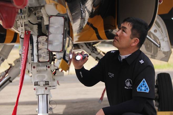 출격 전 항공기 살피는 베테랑의 눈 (절롱[호주]=연합뉴스) 김지헌 기자 = 공군 특수비행팀 '블랙이글스'의 1번기 정비 기장을 맡은 방기삼 상사가 T-50B 항공기를 점검하고 있다. 2023.3.1
jk@yna.co.kr