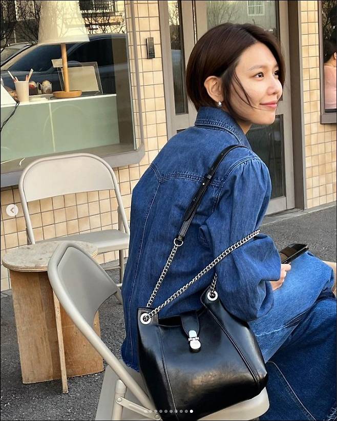 Sooyoung, an actress from Girls Generation, was spotted with her lover Jung Kyung-ho and Cafe Date.Sooyoung revealed his enjoyment of Date at a cafe on the afternoon of March 3. Sooyoung posed in a variety of poses with a stylish charm in a blue jean jacket.Jung Kyung-ho, a lover in a mirror in Sooyoungs photo, is caught in the cafes funny fun.Sooyoung and Jung Kyung-ho were not photographed together, but often the Date scene was revealed, so fans are still cheering for their love.Sooyoung and Jung Kyung-ho acknowledged that they were in love for a year in January 2014, and announced that they are an official couple. The two people who have been in love for more than 10 years are famous for their longevity couples.When Jung Kyung-ho asked about marriage in an interview after the release of the film last year, he answered frankly, We should do it when the time comes, but we are not embodying each other yet.I have been sharing many memories with this person for 10 years, he said.On the other hand, Sooyoung recently appeared in KBS2 drama If you tell me your wish and MBC Send me a fan letter.