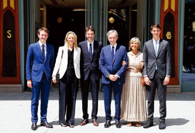 세계 최고 부자 베르나르 아르노 회장 가족. 왼쪽부터 프레데릭, 델핀, 앙투안 아르노와 베르나르 아르노 회장 부부, 알렉상드르 아르노.